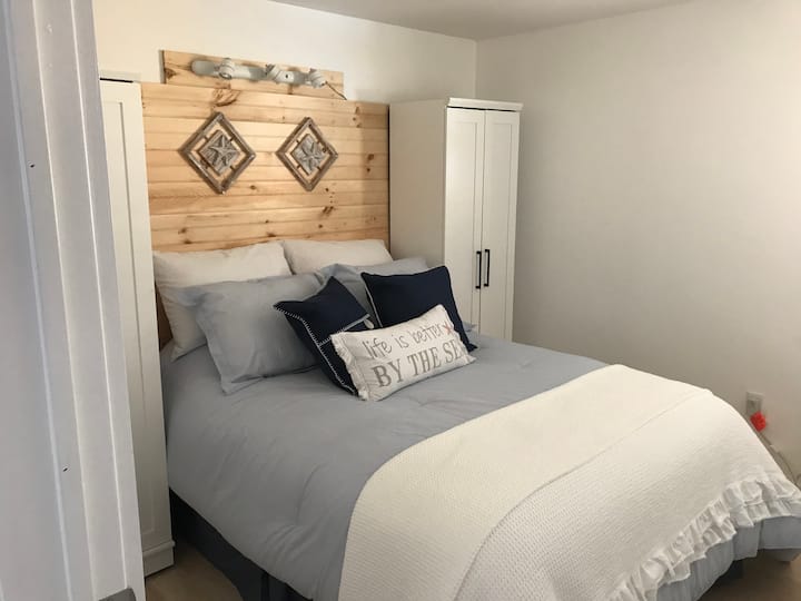 Segundo dormitorio con cama completa.