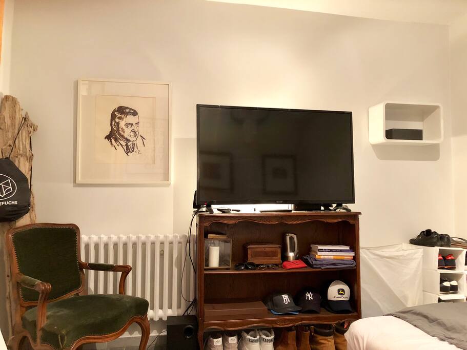 Grosser LCD TV Sharp Aquos mit Harman & Kardon Sound