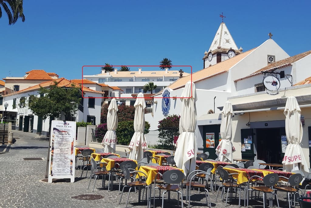 Porto Santo city centre with apartment in the back / Centro da cidade com apartamento ao fundo