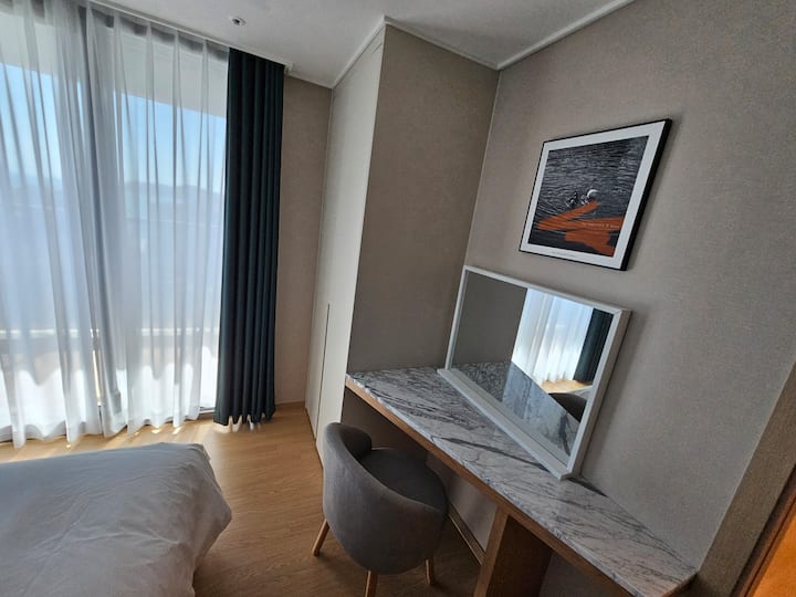 Priestranná spálňa a stojan na make-up♤