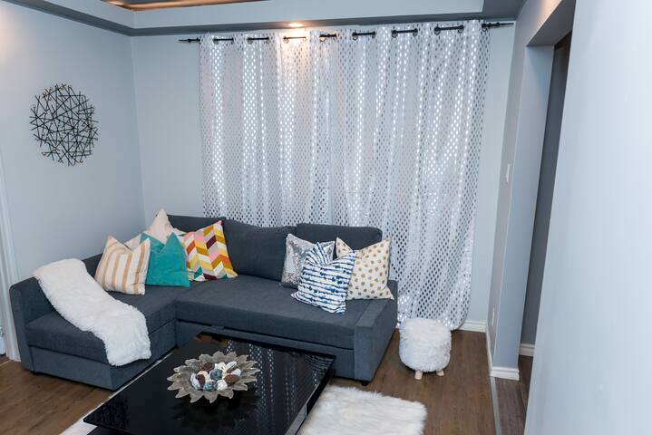 Massive 6 bdrm House Near HSC gallery image 3