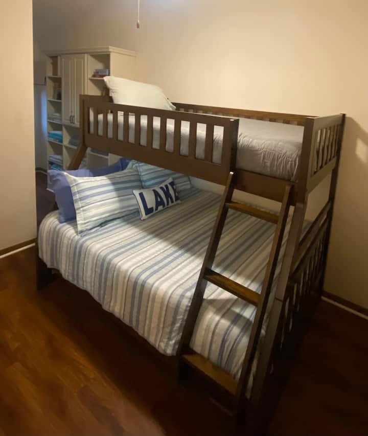 ห้องนอนที่สอง (Second Bedroom) 