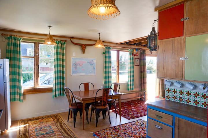 Tongariro Hut. A Fun Quirky North Facing Cottage. - National Park
