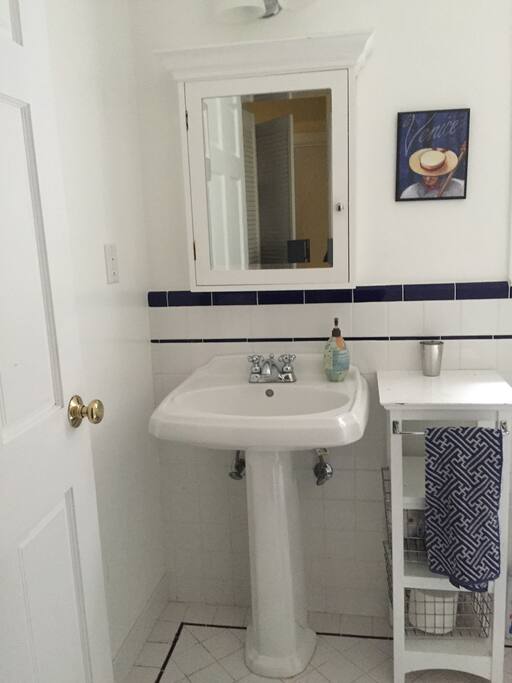Private bath with shower/tub