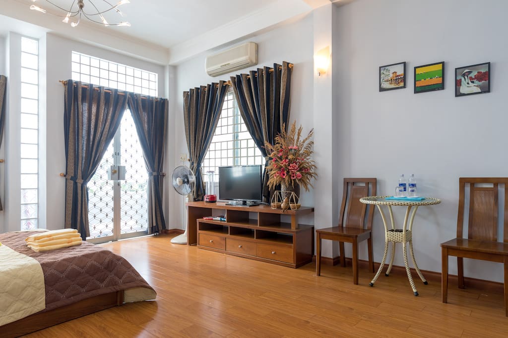 5- High spacious ceiling, cool and ventilating. Bottled drinking water and clean towels totally free of charge for homestay or short-term guest..