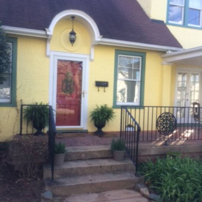 Charming Bungalow minutes from everything!
