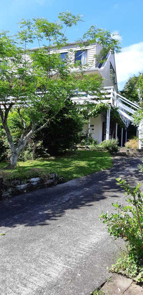 Hot Water Beach. 2 apartments close to the beach.