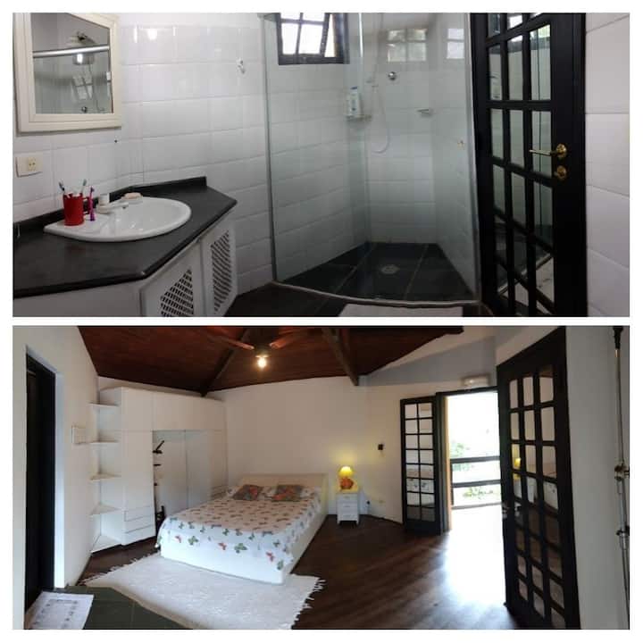 ห้องสวีท 1, ห้องหลัก (ด้านบน) 
ระเบียง 2 ระเบียง 1 หลังหันหน้าไปทางสระว่ายน้ำและหน้าบ้าน 1 หลัง