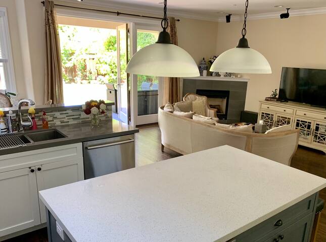 Luxurious recently built Mediterranean Home gallery image 5