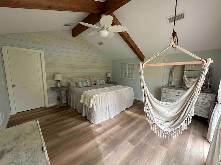 Camera da letto principale con letto matrimoniale grande e bagno padronale. Questa camera offre una vista tropicale e porte scorrevoli in vetro che conducono al balcone. 