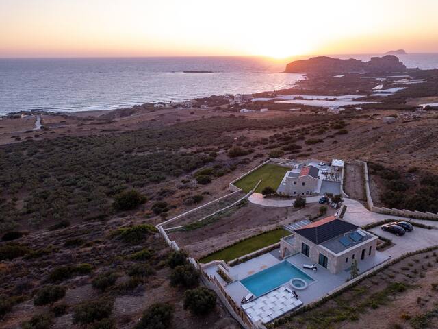 Villa Bespoke, sea view, heated pool, jacuzzi, 3BD gallery image 4