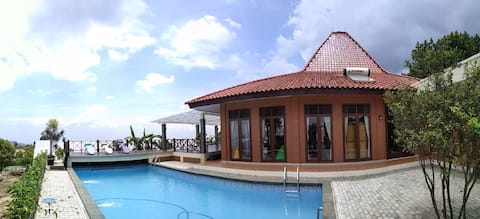 Boemi Ageung, cozy villa with pool for family