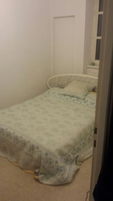 La chambre en location, avec lit double, une beauté pour dormir tranquille et être au calme la nuit.