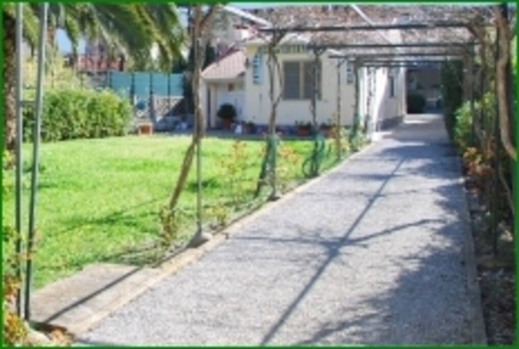 parcheggio privato/ giardino