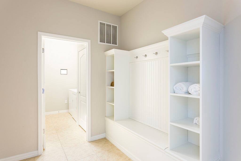 Sweet Home Vacation Rental Homes: 8 Bedrooms Pool Villa Windsor at Westside #13 (Laundry)