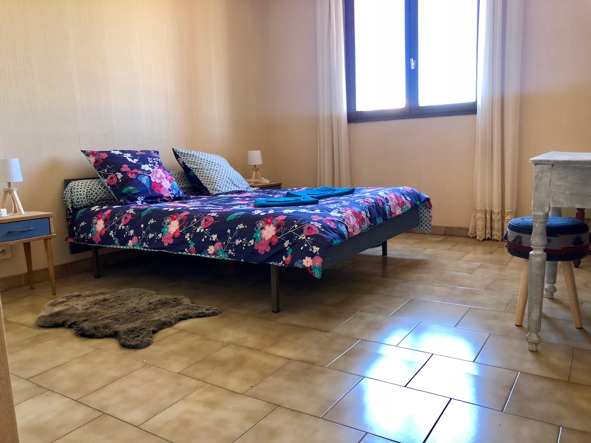 Spálňa 1 so stolom a šatníkom 