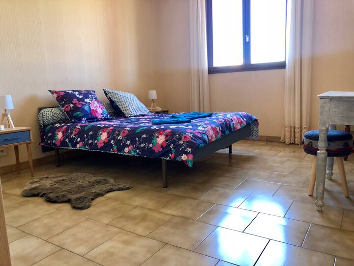 Chambre 1 avec bureau et dressing