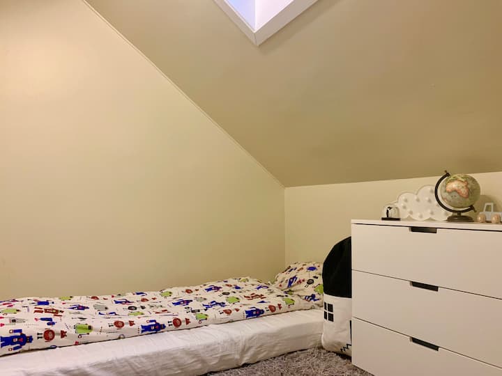 Slaapkamer #3 - nieuw (2021) 90x200 cm vloerbed