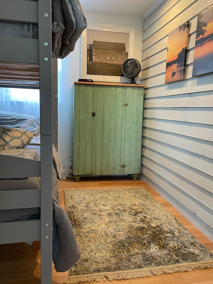 Chumba cha kulala #2 kina vitanda vya ghorofa.