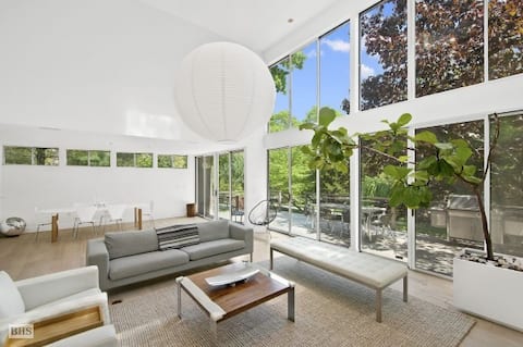 Light Filled Hampton home: pool+walk to bay-beach