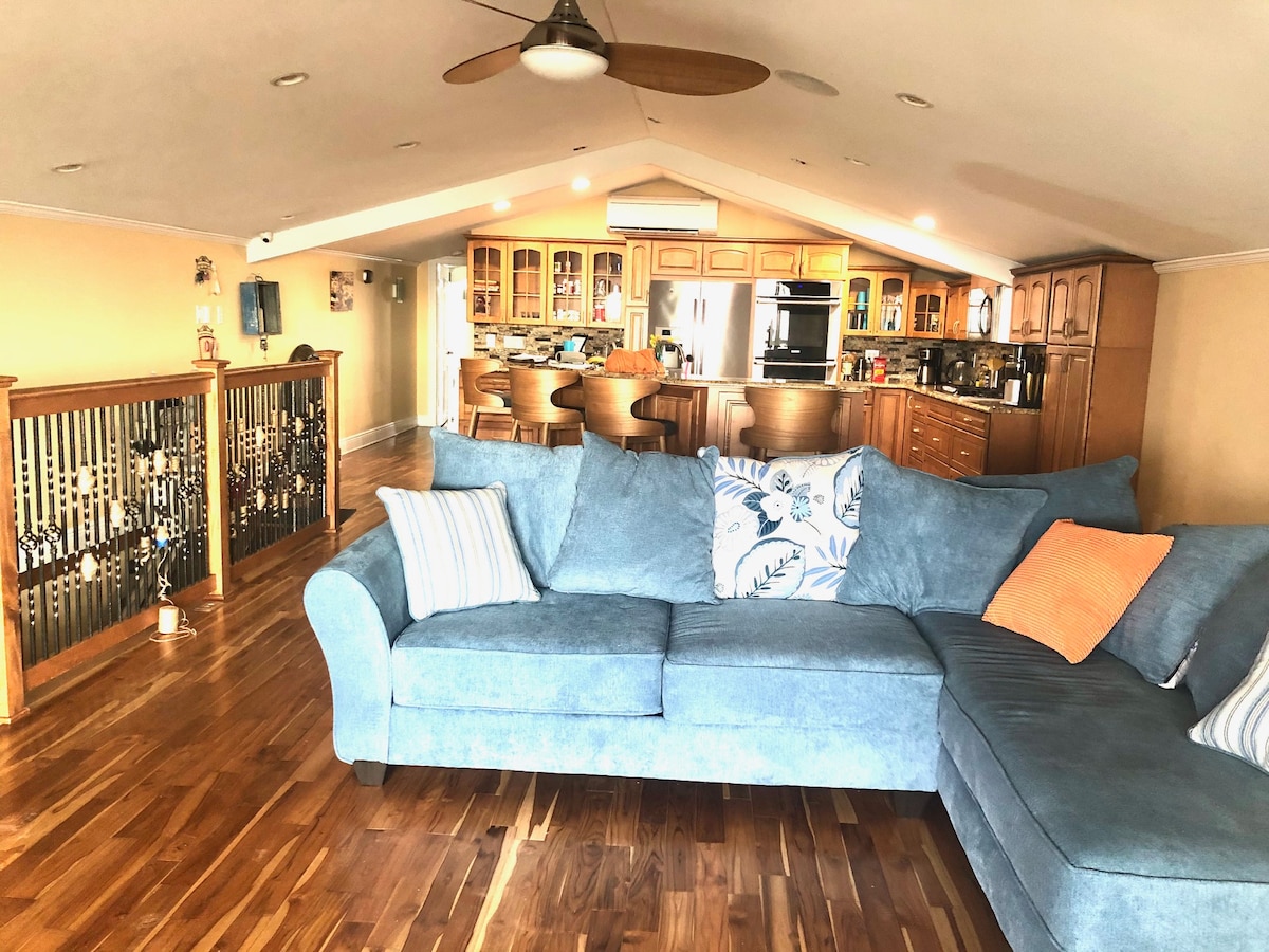 ส่วนหนึ่งของห้องนั่งเล่นพร้อมวิวทะเลสาบ