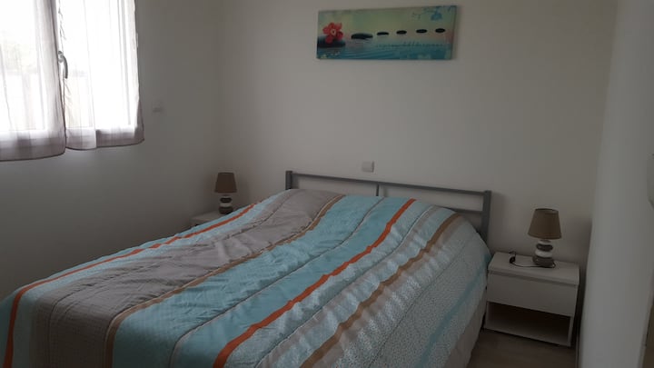 ห้องนอนชั้นล่าง เตียงขนาด 140 x 190 ซม.  