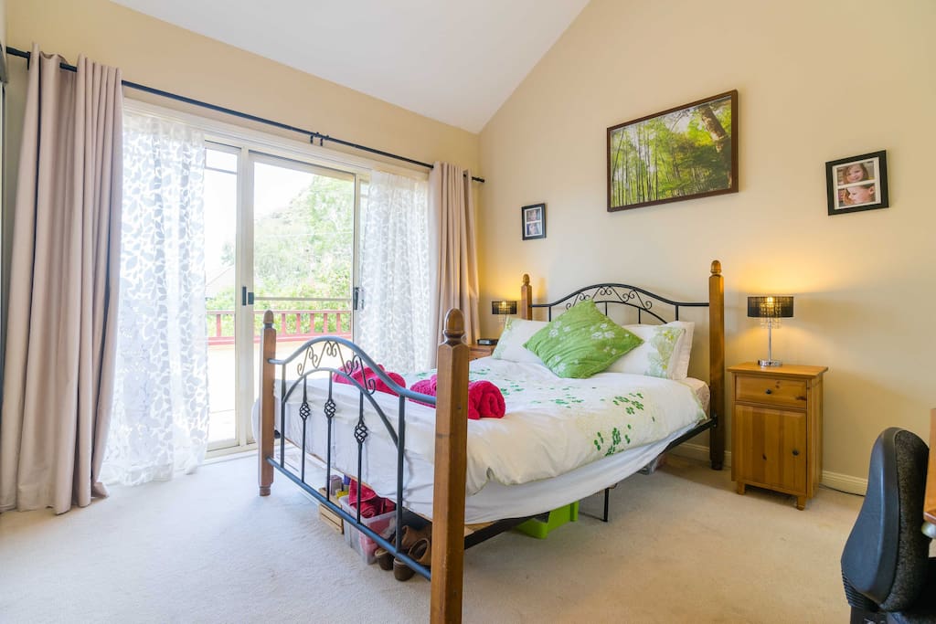 Main bedroom, with ensuite. "The house itself was just perfect - 5 mins walk to a really cool shopping centre with everything we needed, just up the road from Manly". Pete, England, December 2015.