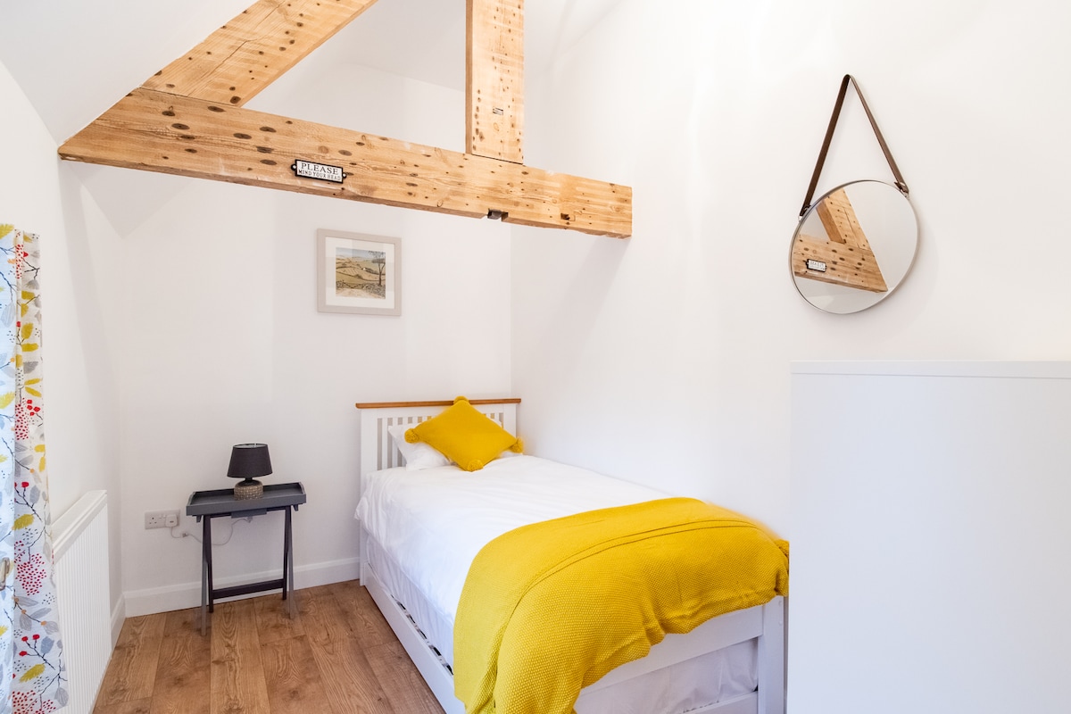 Dormitorio 3, cama individual con cama nido de tamaño completo 
Ropa de cama de lujo de algodón 100% egipcio.
Vigas de caracteres