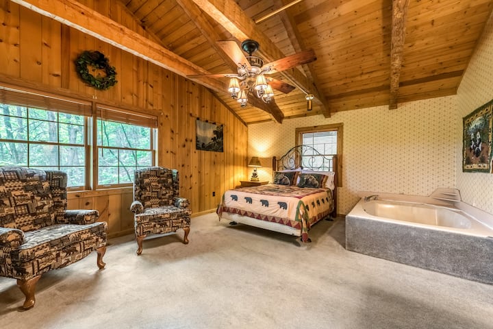 Großes Hauptschlafzimmer mit Whirlpool auf dem Zimmer