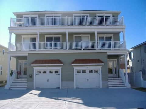 King Bed! 4 houses to Beach! Elevator! Pets OK!