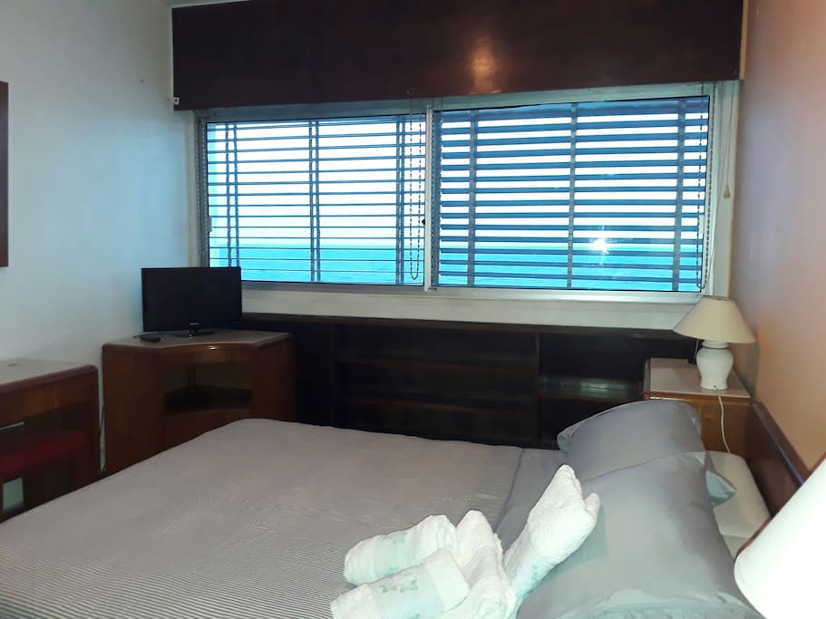 Dormitorio con vista a la playa