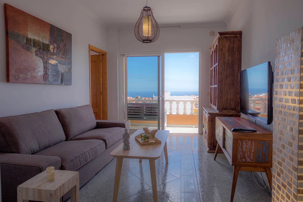 Wohnzimmer mit Sicht auf Balkon