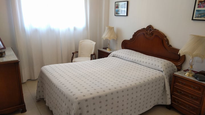 спална соба брачен кревет (широк 1,35 м) со поглед на исток