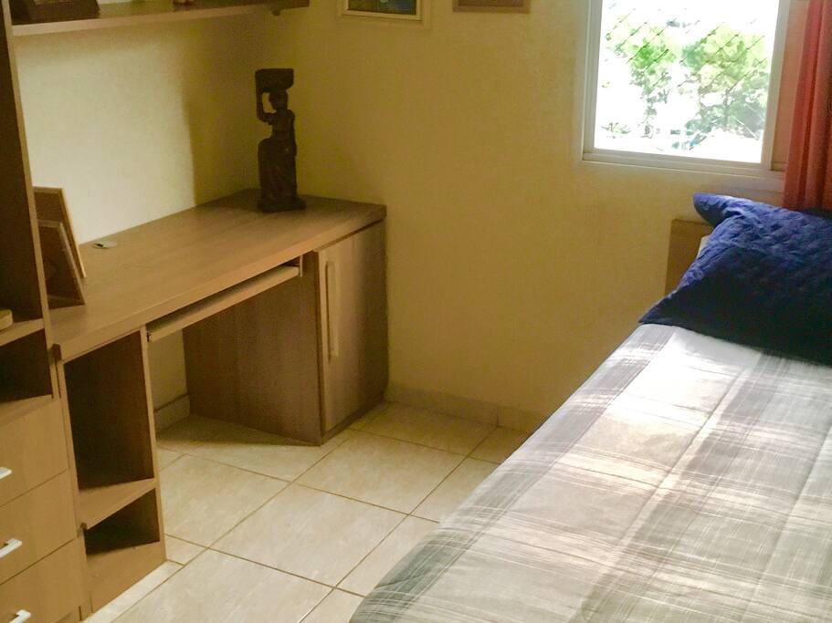 Quarto disponível com bi cama.