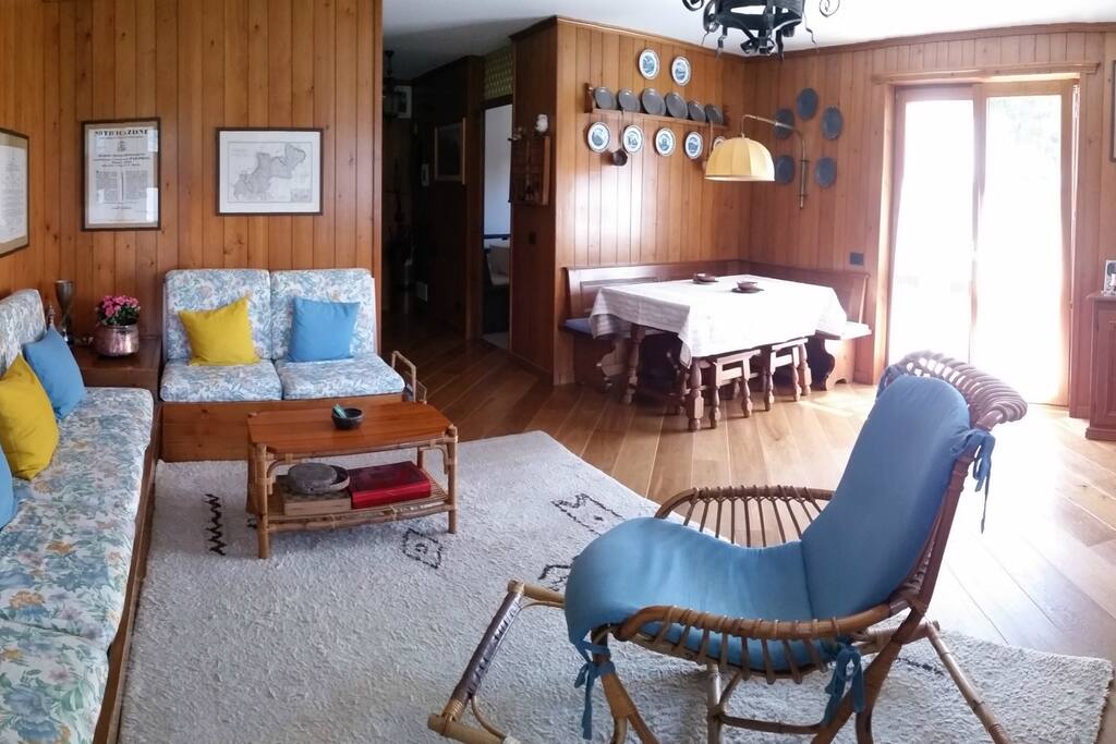 La sala, ampia e luminosa.