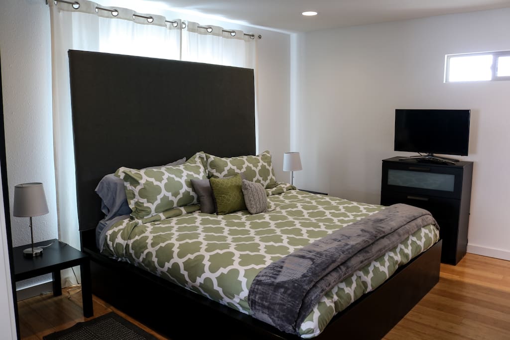 Master bedroom, king bed, temperpedic mattresss.