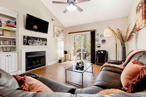 Riverside 2 bed 2 bath home away from home