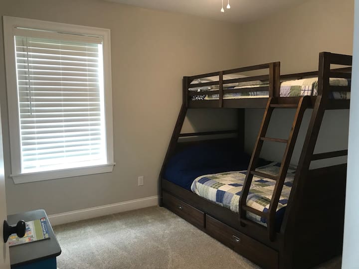 Dhoma e dytë e gjumit me krevat marinari dhe trungje