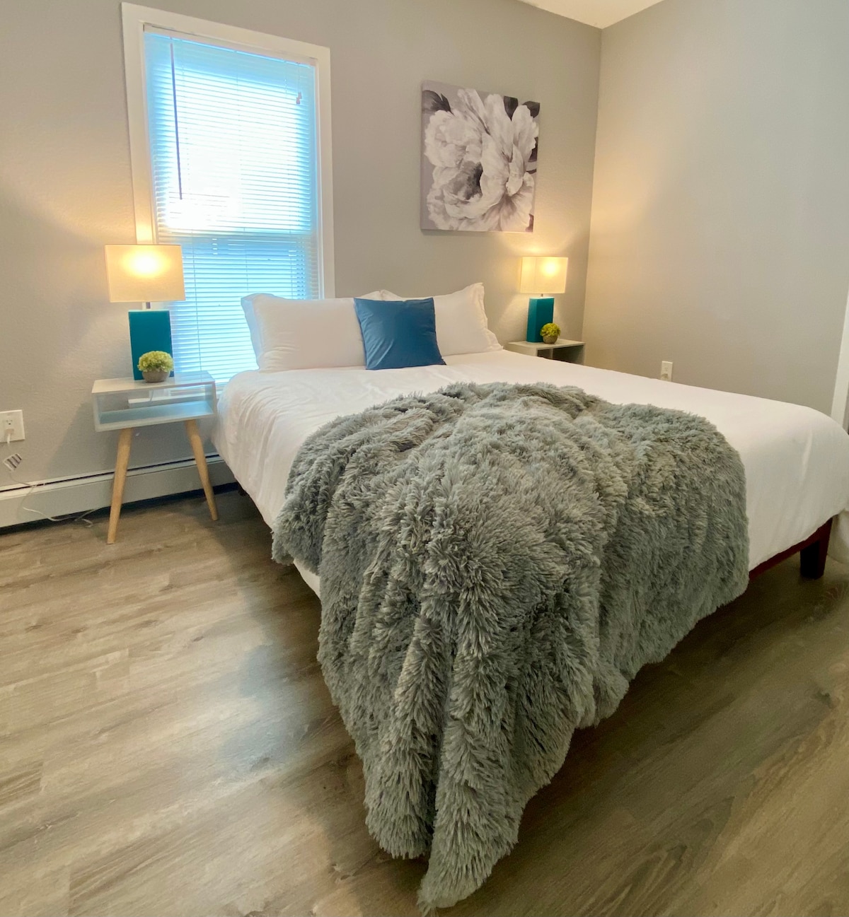 主卧配备有标准双人床。 