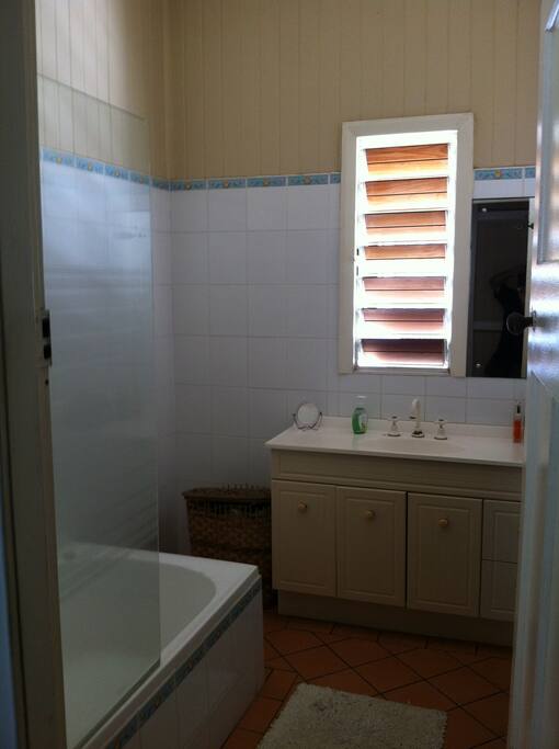 Upstairs bathroom with bath/shower
