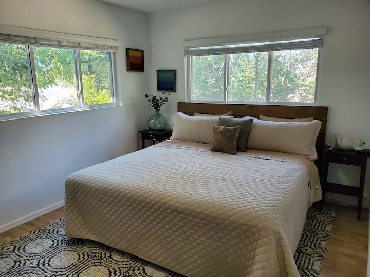 Habitación River - Cama tamaño king con base ajustable, 1/2 baño en la suite