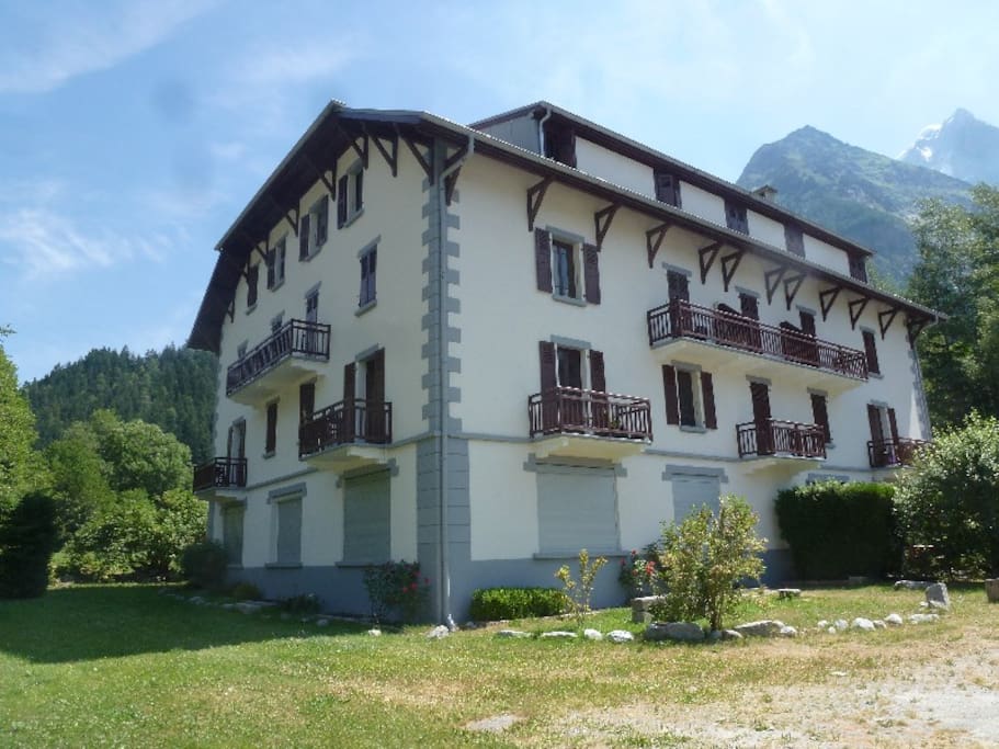 Extérieur de la résidence, l'appartement avec les deux terrasses fait l'angle au premier étage