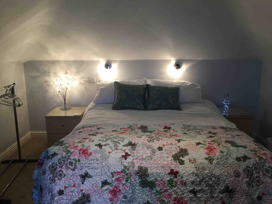 Relax in this sumptuous Hypnos king size (5ft/1.50m) bed equipped with high quality linen, 4 pillows and a duvet appropriate to the time of year. A throw is also provided and the room has central heating and a fan if required in summer.