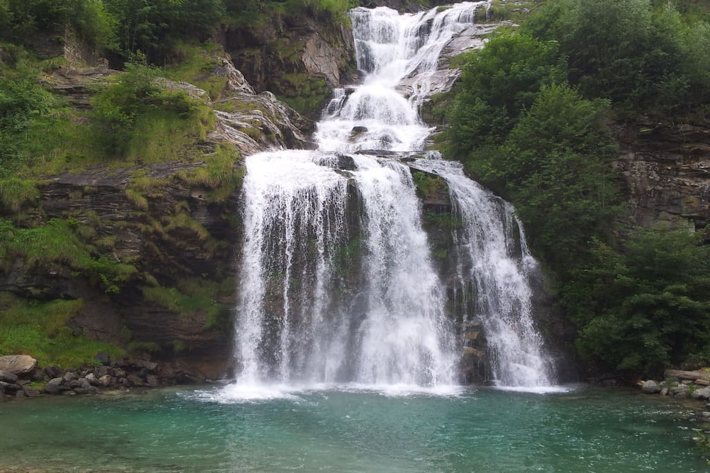 wunderschöner Wasserfall in der Nähe (Faido)