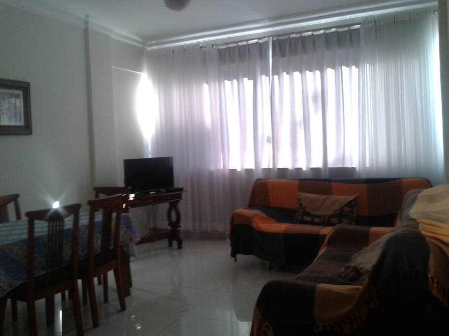 SALA CONJUGADA COM 2 SOFÁS CAMA , MESA COM 6 CADEIRAS E TV A CABO / WIFI .