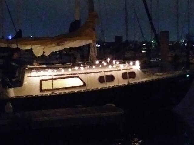 Adorable and COZY Vintage Sailboat Stay