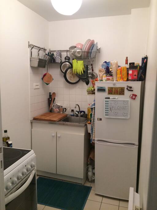 That's the little kitchen. Everything is working correctly, there's no gaz, so no fire problems. There's 4 induction hot plates and an oven.