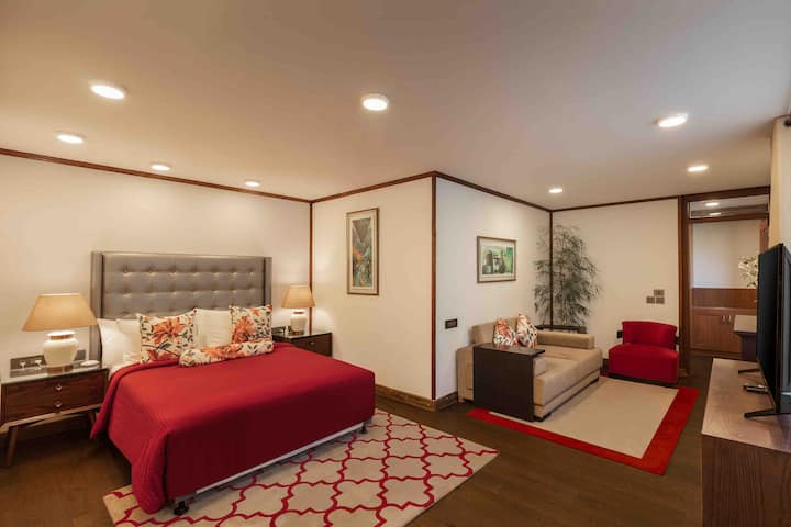 Големи добре обзаведени спални с подово отопление, камини, 55 - инчови смарттелевизори и топ изживяване със сън.