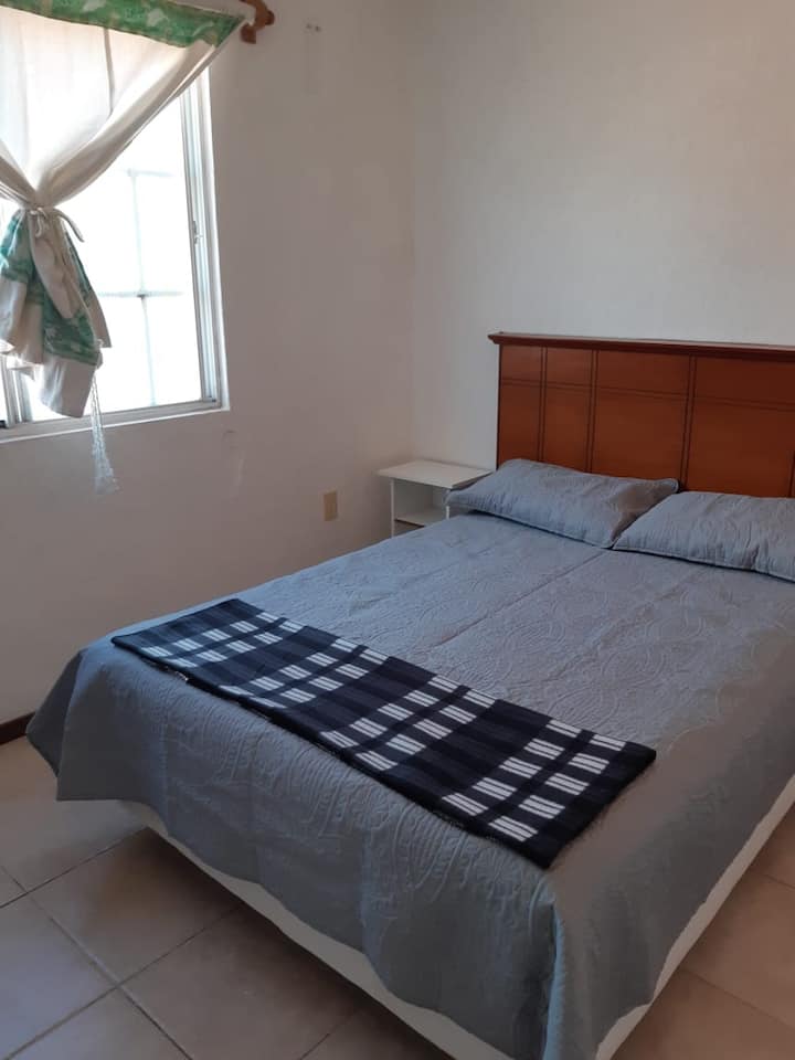 ห้องนอน 2. หน้าต่างไปยังสวนส่วนตัว