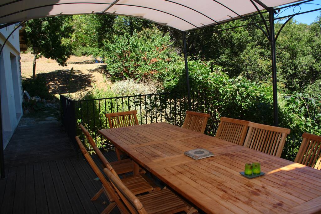La terrasse avec accès direct au jardin et à la piscine